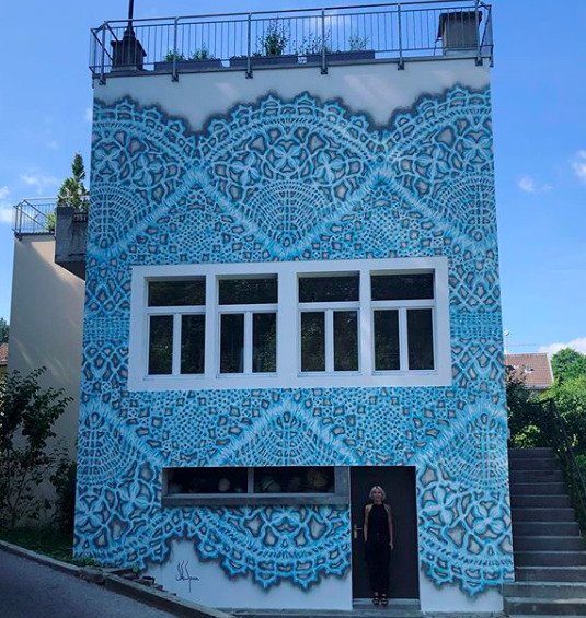 Umělkyně NeSpoon zdobí domy po celé Evropě.