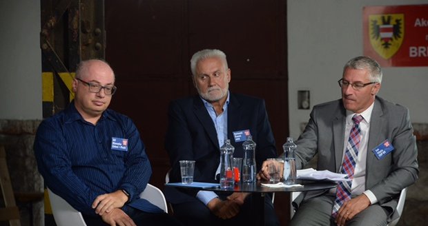 Podnikatel a investor Jiří Hlavenka (SZ+Piráti, vlevo) by klidně zveřejnil veškeré smlouvy.