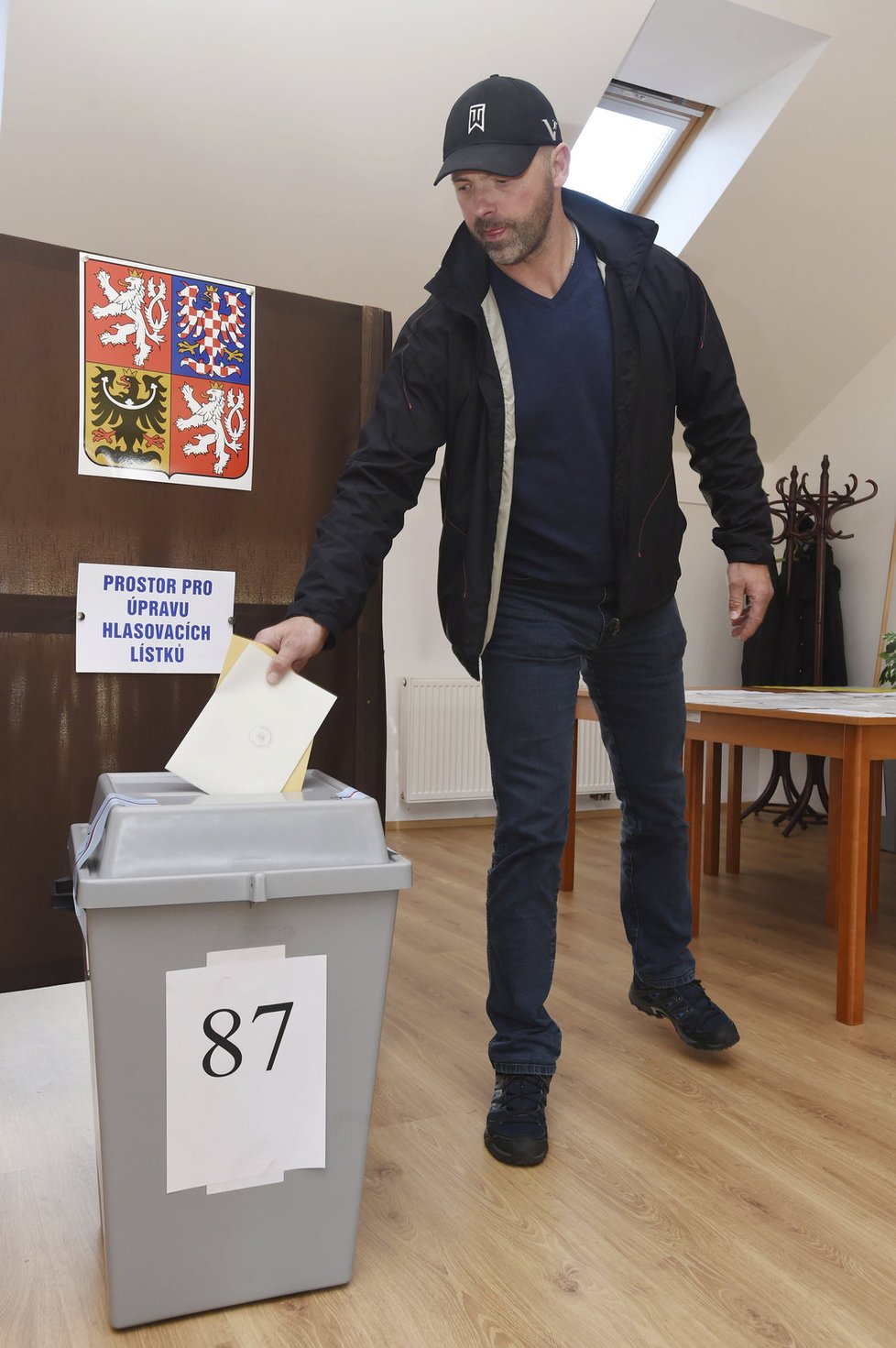 Krajské volby 2016: Někdejší hokejový reprezentant Jiří Dopita volil v Olomouci - Chomoutově.