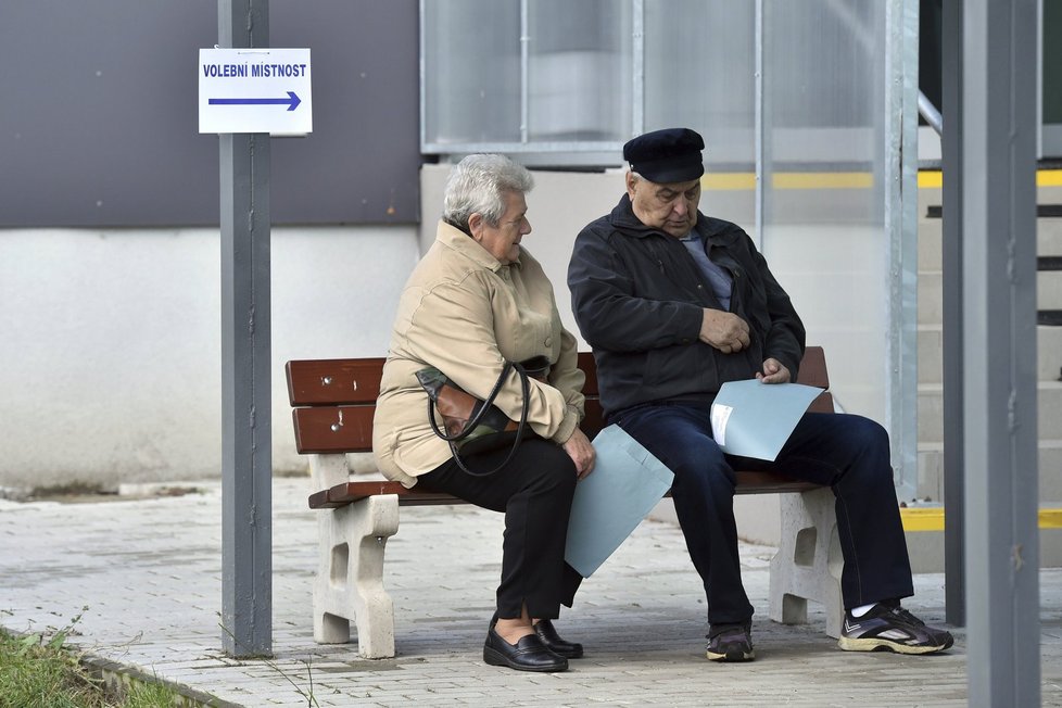 První den voleb do zastupitelstva Libereckého kraje 7. října v Liberci.