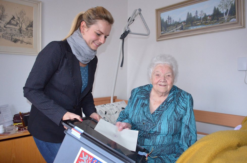 Krajské volby: Helena Schádková (102) s členkou volební komise Romanou Stehlíkovou, která za ní přišla s přenosnou urnou.