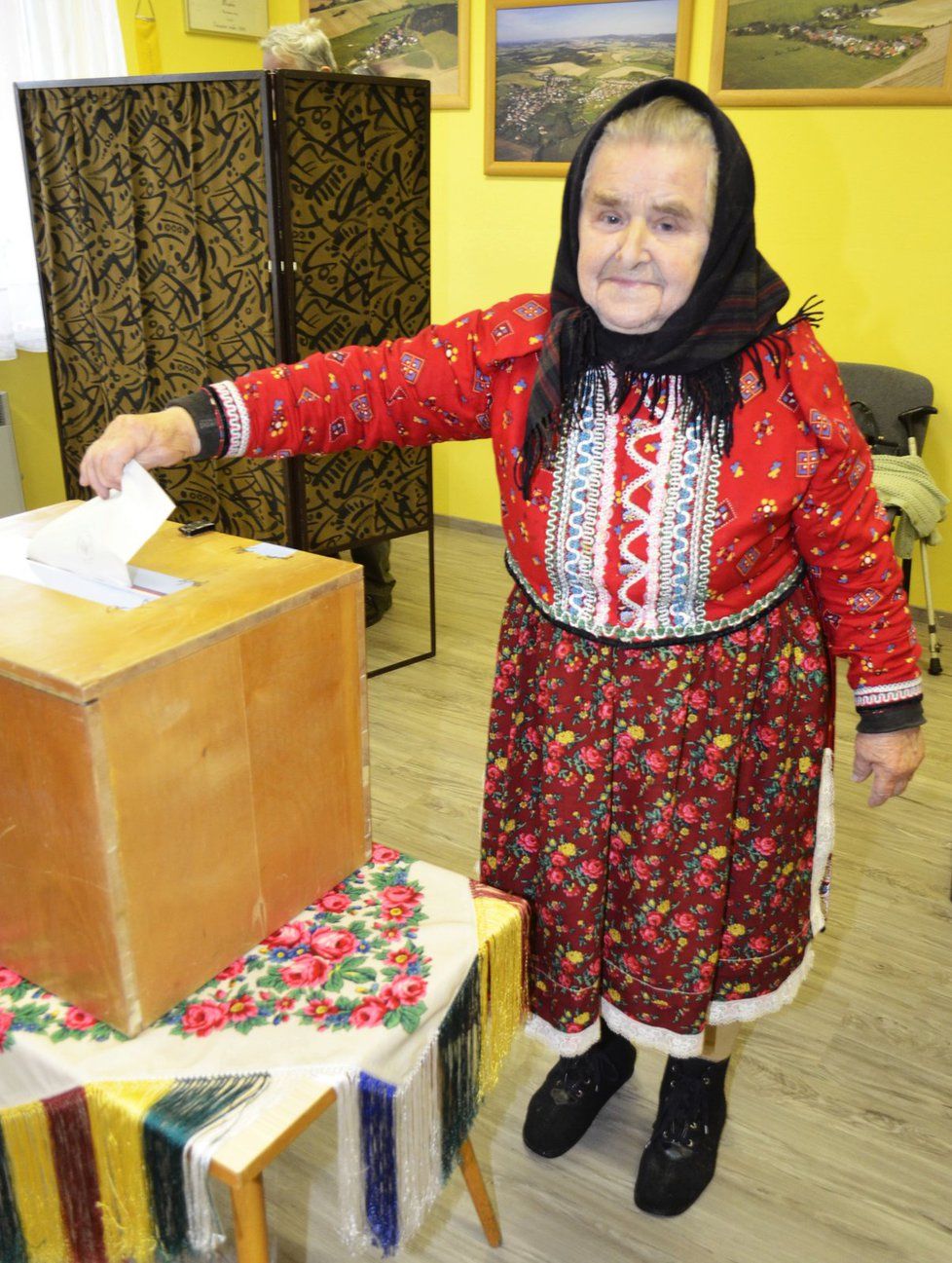 Krajské volby na Chodsku: Marie Dufková (85) přišla v tradičním chodském kroji a byla první, která v Mrákově odvolila.