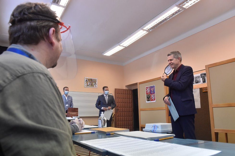 Volič hlasuje ve volební místnosti v Ostravě (2. 10. 2020)