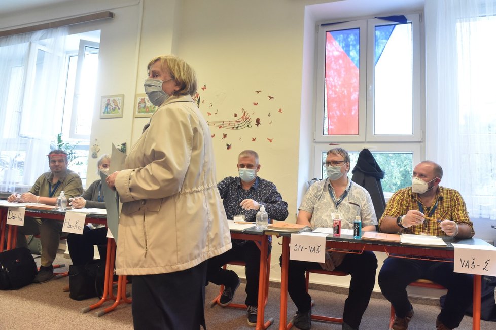 Volička hlasuje ve volební místnosti v Ostravě (2. 10. 2020)
