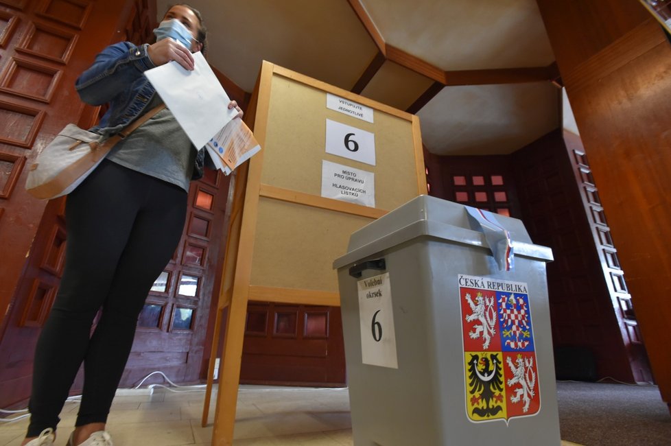 Volby do krajských zastupitelstev a třetiny senátu začaly ve 14 hodin. Volilo se také v Chodově na Karlovarsku. Lidé tam zároveň vyjadřovali v místním referendu svůj názor na výstavby nákupního centra. Na snímku je volební místnost ve vestibulu kina (2. 10. 2020)
