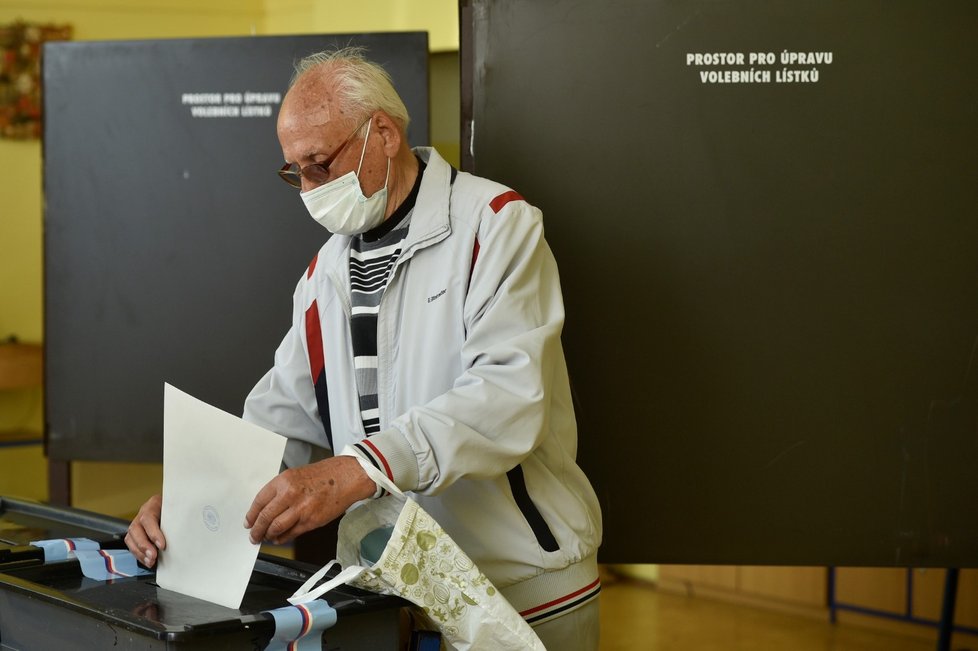 Volič hlasuje ve volební místnosti v Mladé Boleslavi (2. 10. 2020)