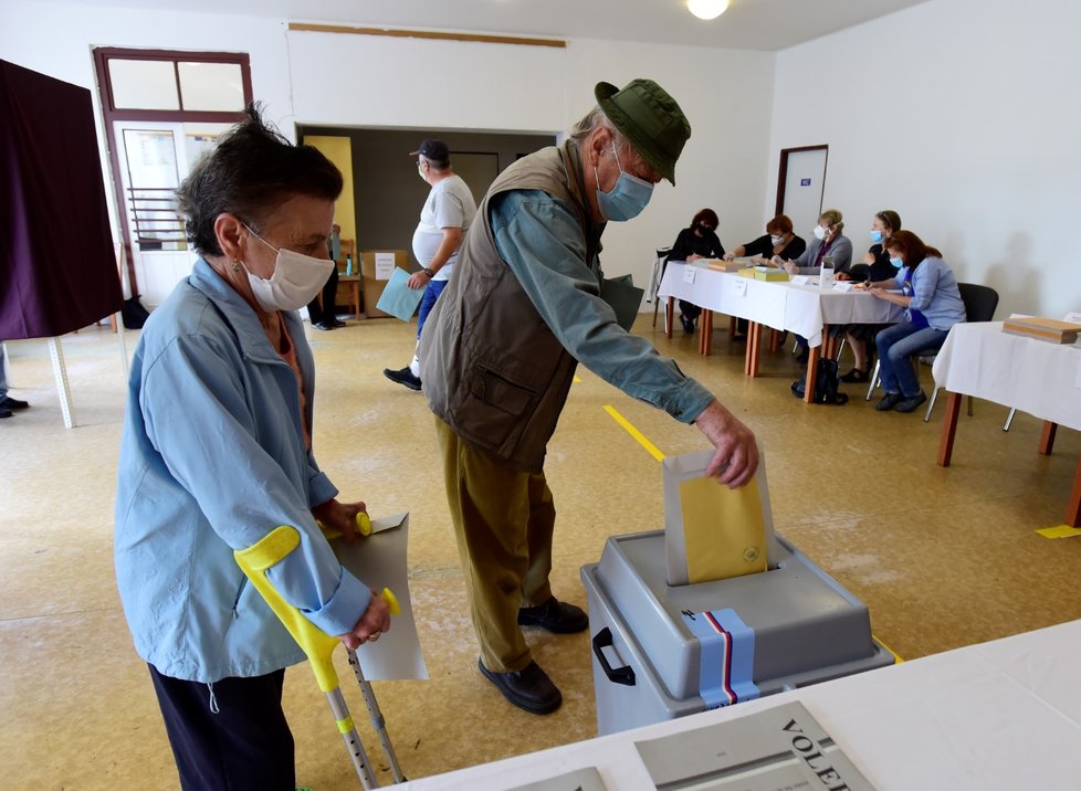 Voliči v Bělkovicích-Lašťanech na Olomoucku hlasují ve volební místnosti v bývalém hostinci Parlament (2. 10. 2020)