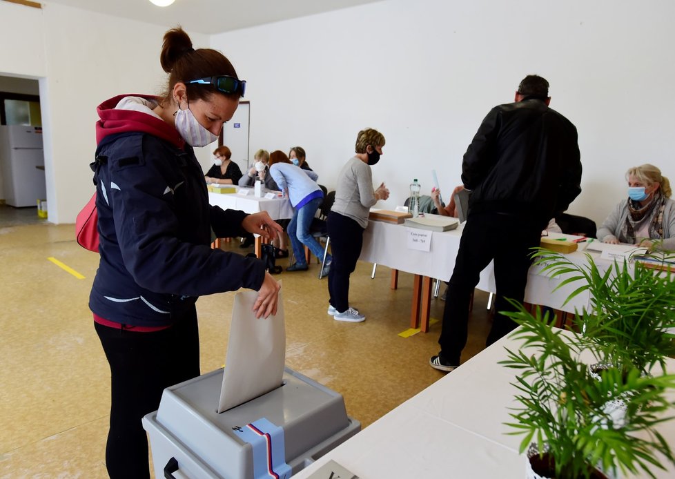 Voliči v Bělkovicích-Lašťanech na Olomoucku hlasují ve volební místnosti v bývalém hostinci Parlament (2. 10. 2020)