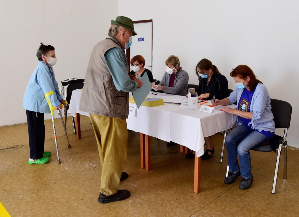 Volby do krajských zastupitelstev a třetiny Senátu začaly také v Bělkovicích-Lašťanech na Olomoucku. Na snímku jsou první voliči, kteří přišli do volební místnosti zřízené v bývalém hostinci Parlament v okamžiku jejího otevření ve 14 hodin (2. 10. 2020)