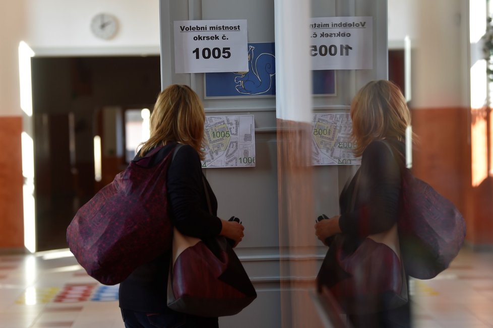 Žena míří do volební místnosti v budově školy v Pardubicích, kde se hlasovalo ve volbách do krajského zastupitelstva (2. 10. 2020)