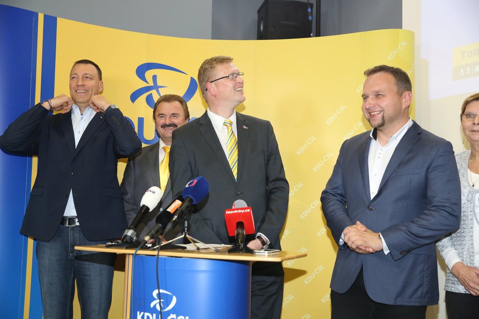 Krajské volby 2016: Pavel Bělobrádek a Marian Jurečka při tiskovce ve štábu KDU-ČSL