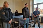 Rumun Adrian Gupca (36, uprostřed) stráví 40 měsíců ve věznici s ostrahou za to, že převážel do ČR 11 nelegálních cizinců a ujížděl přitom policii.
