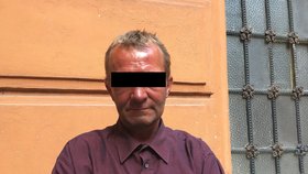 Peter J. (47) sekl v opilosti kamaráda Martina Ž. (40) sekerou do hlavy. Na policii v Mikulově se přišel udat sám. Krajský soud mu vyměřil 7,5 roku vězení.