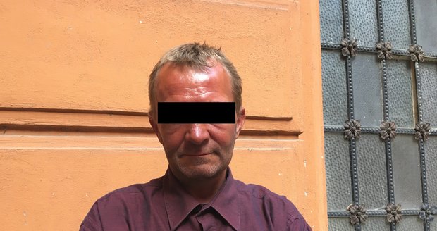 Peter J. (47) sekl v opilosti kamaráda Martina Ž. (40) sekerou do hlavy. Na policii v Mikulově se přišel udat sám. Krajský soud mu vyměřil 7,5 roku vězení.
