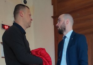 Dozorce z brněnské věznice Milan Starý (vlevo) se svým advokátem před zahájením odvolácího řízení u Krajského soudu v Brně.