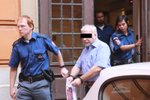 Justiční stráž přivádí k soudu Vojtěcha B. (53), který se v červnu 2018 snažil v Kobylí na Břeclavsku vyhodit do povětří rodinný dům, v němž bydlel se svou ženou Hanou (51).