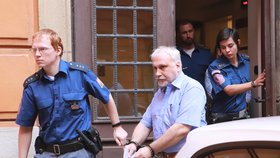 Justiční stráž přivádí k soudu Vojtěcha Blatného (53), která se v červnu 2018 snažil v Kobylí na Břeclavsku vyhodit do povětří rodinný dům, v němž bydlel se svou ženou Hanou (51).