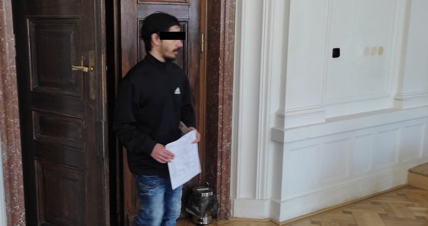 Daniel O. (26) při vstupu do soudní síně Krajského soudu v Brně. Podle obžaloby zavinil životu ohrožující zranění své měsíční dcery.