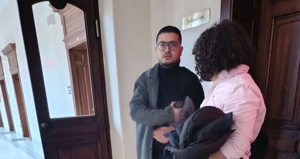 Mohamed Amine Guesmi (con gafas) no habla checo, por lo que acompañó a un intérprete al tribunal. Mohamed Amine Guesmi (con gafas) no habla checo, por lo que acompañó a un intérprete al tribunal.