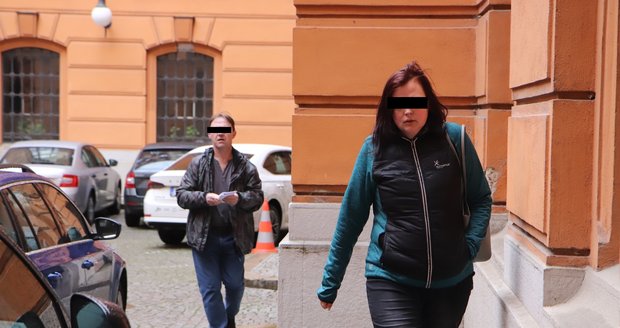 Ke Krajskému soudu v Brně přichází Lenka F. (31), která zaplatila za vraždu svého manžela 447 tisíc korun, obžalovaní sice peníze přijali, ale nevraždili. Tak je zažalovala.