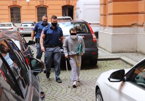 Policejní eskorta přivádí ke Krajskému soudu v Brně Antonína Š. (29), který je podezřelý z dvojnásobné vryždy v Břeclavi v srpnu 2019.