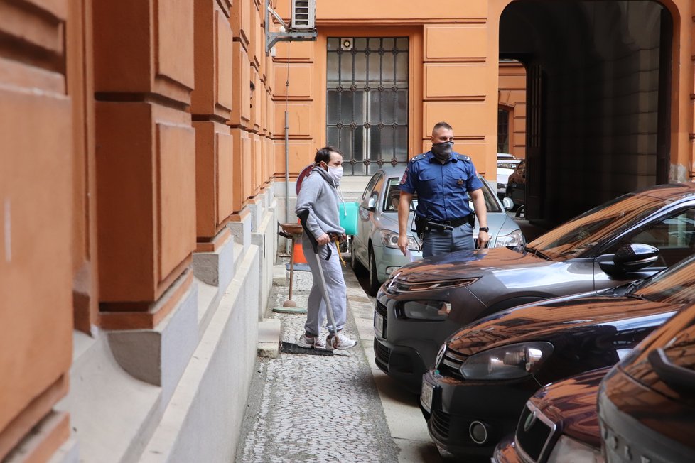 Policejní eskorta přivádí ke Krajskému soudu v Brně Antonína Š. (29), který je podezřelý z dvojnásobné vryždy v Břeclavi v srpnu 2019.