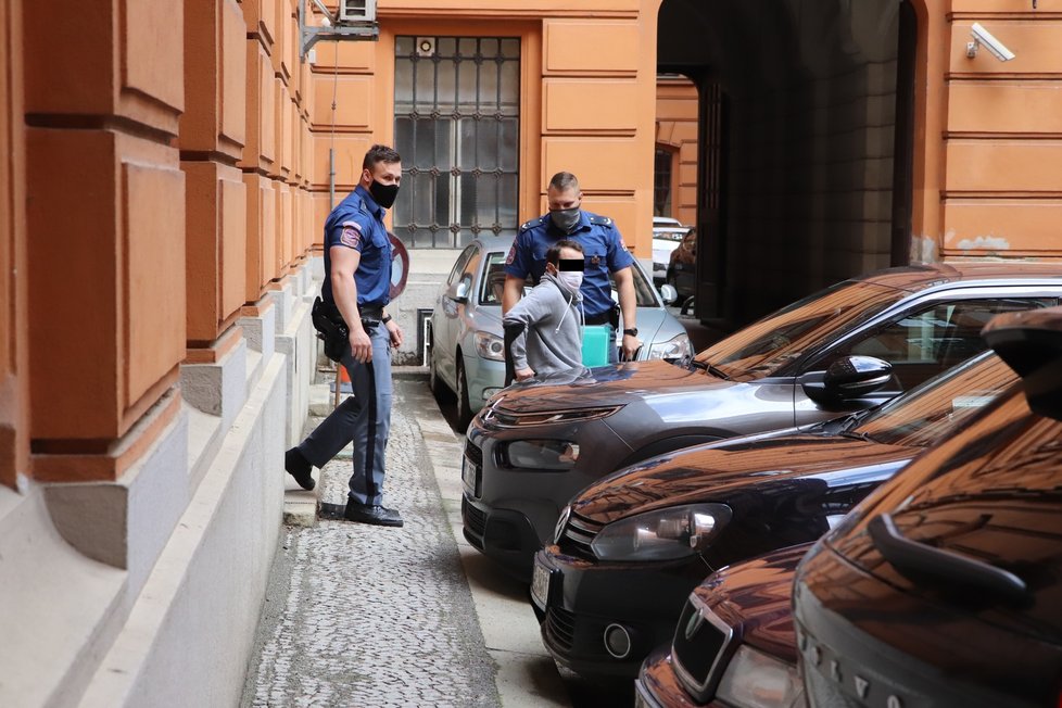 Policejní eskorta přivádí ke Krajskému soudu v Brně Antonína Š. (29), který je podezřelý z dvojnásobné vraždy v Břeclavi v srpnu 2019.