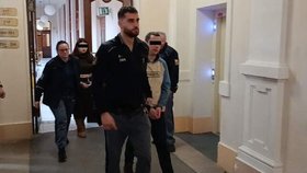 Zamkli ho v „plynové komoře": Přiotrávený muž vyskočil z okna!