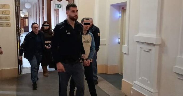 Eskorta přivádí ke Krajskému soudu v Brně Davida K. (36) a Veroniku Č. (26).