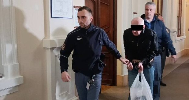 Eskorta odvádí od soudu Vladimíra V. (67), v Třešti zastřelil svého synovce (†35) přímo před zraky policistů.