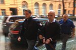Eskorta přivádí k soudu Lukáše Flodra (36), který 1. května 2019 úmyslně najel v Brně do chodce, za vraždu ve stadiu pokusu mu hrozí až 18 let vězení.