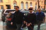 Eskorta přivádí k soudu Lukáše F. (35), který 1. května 2019 úmyslně najel v Brně do chodce, za vraždu ve stadiu pokusu mu hrozí až 18 let vězení.