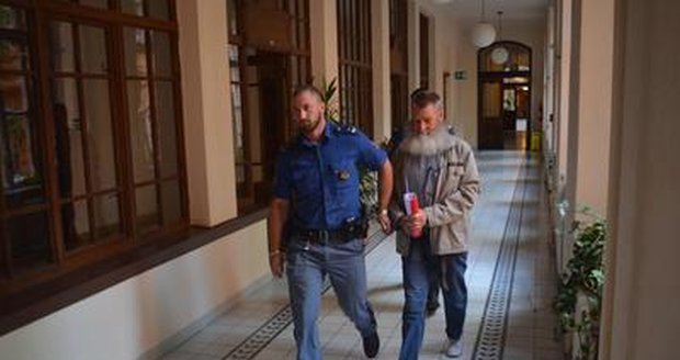 Eskorta vede obžalovaného ruského podnikatele k soudu v Brně. Dnes si vyslechl rozsudek, vyvázl s podmíněným trestem.