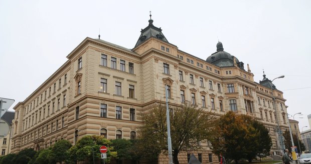 Krajský soud v Brně řeší případ jednoho z nejrozsáhlejších podvodů v dějinách ČR. O své peníze přišlo 2 364 lidí.
