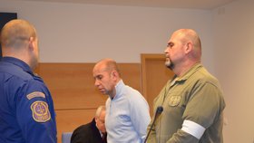 Bývalý hokejista Kroměříže (vlevo) a Jaroslav P. si mají odsedět téměř 15 letjsou ve vazbě
