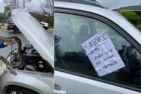 Pozor, máte v autě hada! Majitelce vozu našli pod kapotou dvoumetrovou krajtu