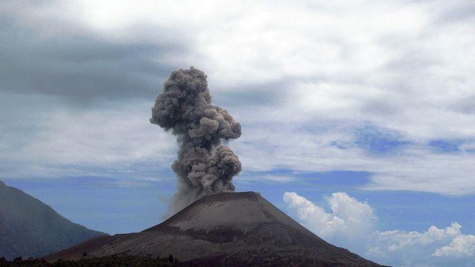 Krakatoa (indonésky Krakatau) je činná sopka, která leží na ostrově Anak Krakatau v Sundském průlivu mezi ostrovy Jáva a Sumatra - ilustrační snímek