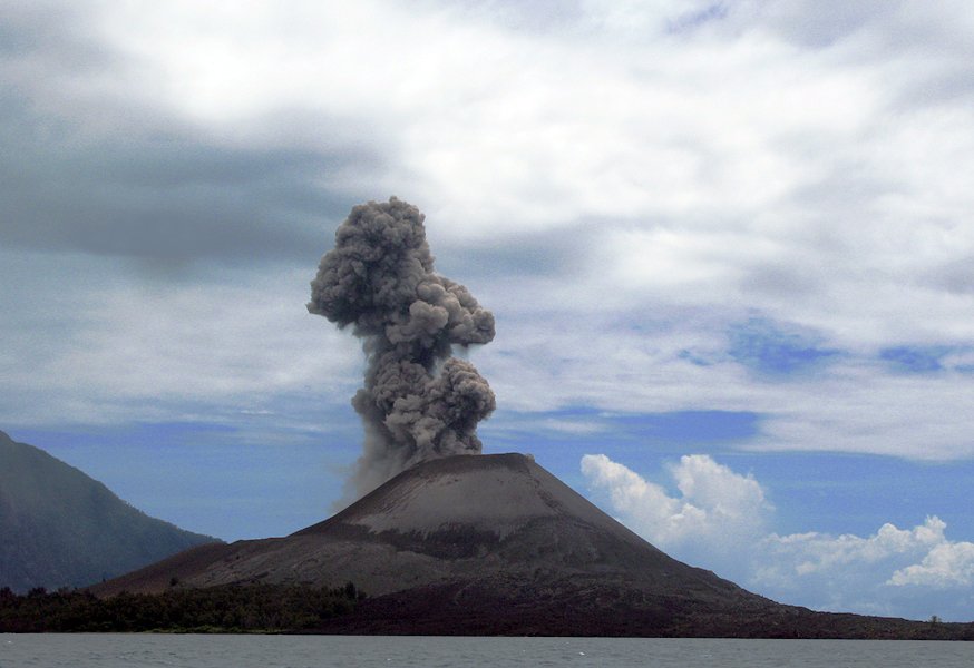 Krakatoa (indonésky Krakatau) je činná sopka, která leží na ostrově Anak Krakatau v Sundském průlivu mezi ostrovy Jáva a Sumatra.