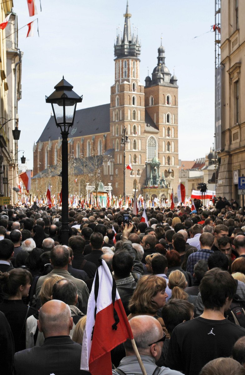 S prezidentským párem se v Krakově přišly rozloučit davy lidí. Podle odhadů je jich okolo 150 tisíc.