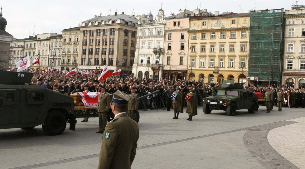 Smuteční průvod, směřující krakovskými ulicemi na hrad Wawel.