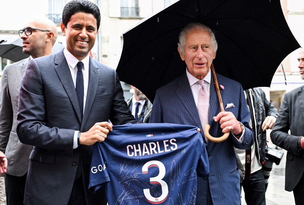 Šéf Paris Saint-Germain FC Násir Al-Chelajfí vítal krále Karla III. (21. 9. 2023).