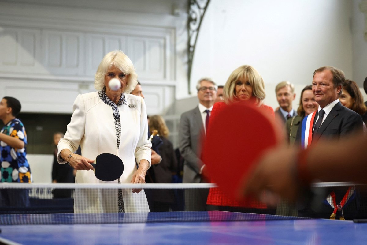 Královna Camilla si vyzkoušela pár pingpongových úderů (21. 9. 2023).