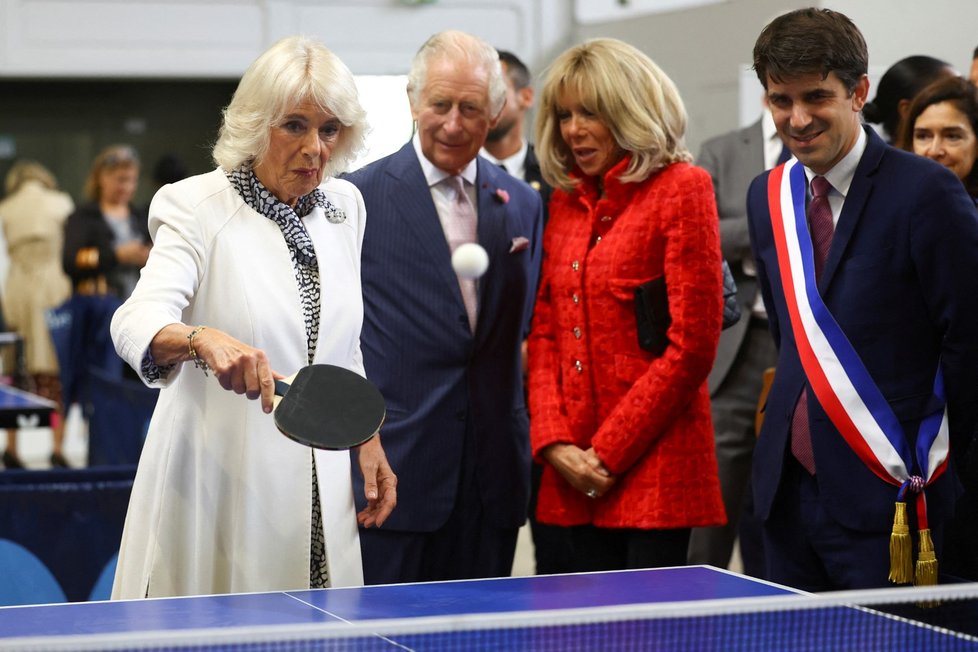 Královna Camilla si vyzkoušela pár pingpongových úderů (21. 9. 2023).