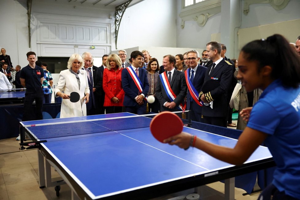 Královna Camilla zapózovala s Brigitte Macronovou u pingpongového stolu (21. 9. 2023).