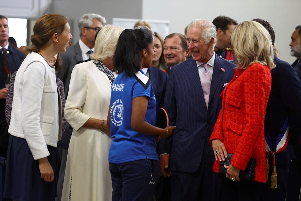 Král Karel s Camillou a Brigitte Macronovou u mladých sportovců u Paříže (21. 9. 2023).
