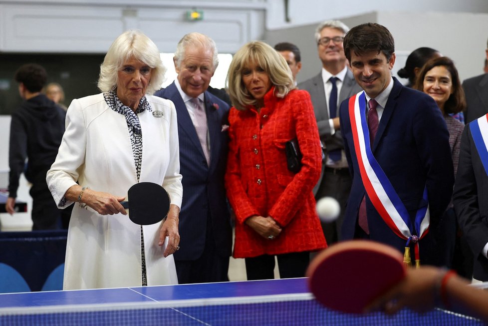 Královna Camilla zapózovala s Brigitte Macronovou u pingpongového stolu (21. 9. 2023).