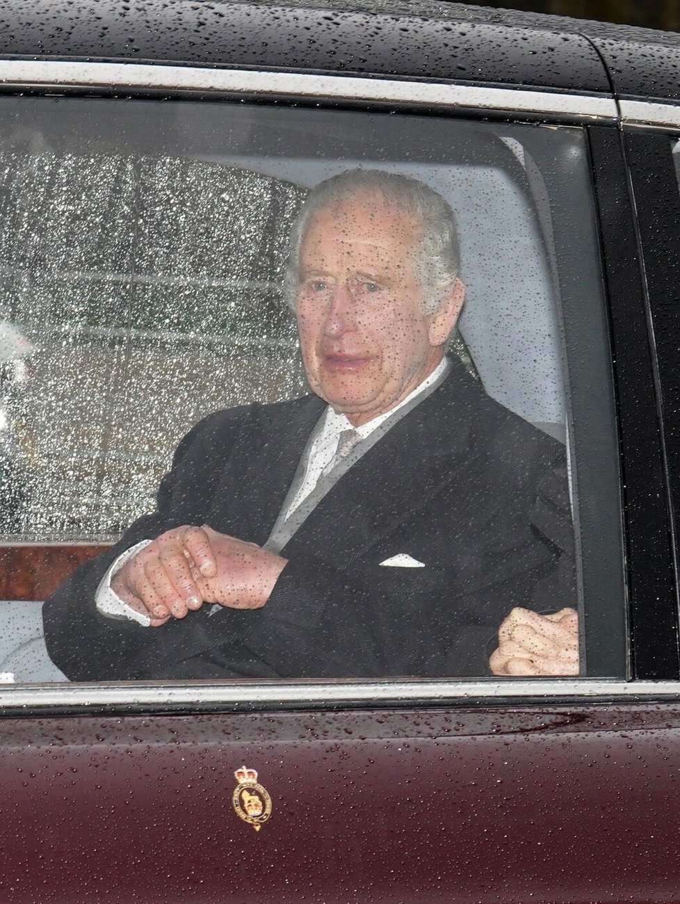 Král Karel na cestě do nemocnice