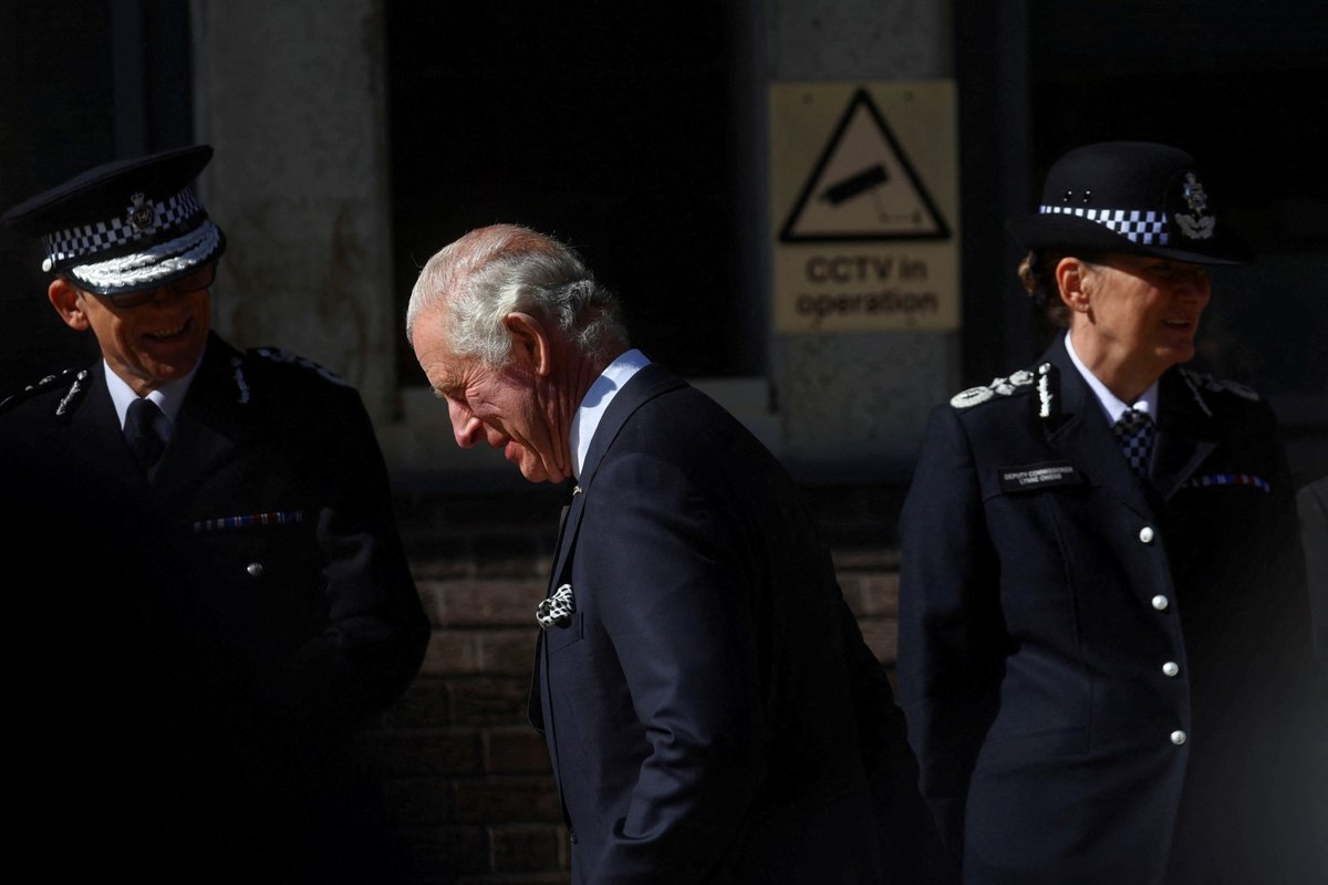 Král Karel navštívil hlavní sídlo policie v Londýně