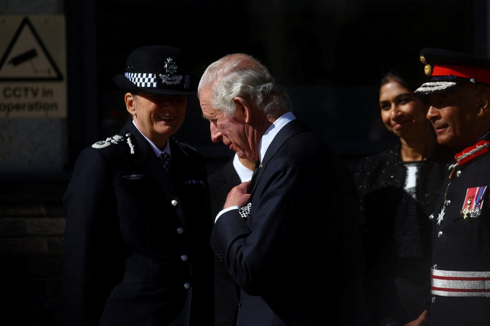 Král Karel navštívil hlavní sídlo policie v Londýně.