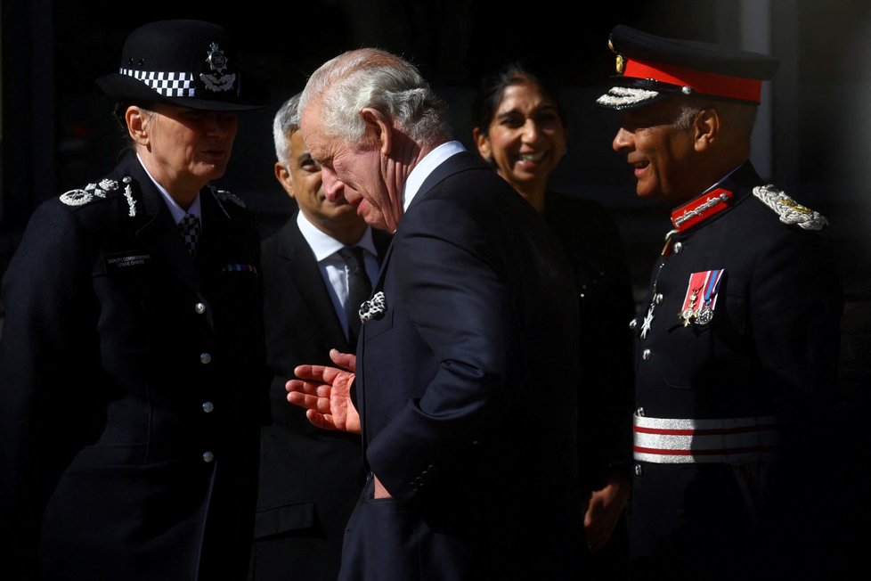 Král Karel navštívil hlavní sídlo policie v Londýně.